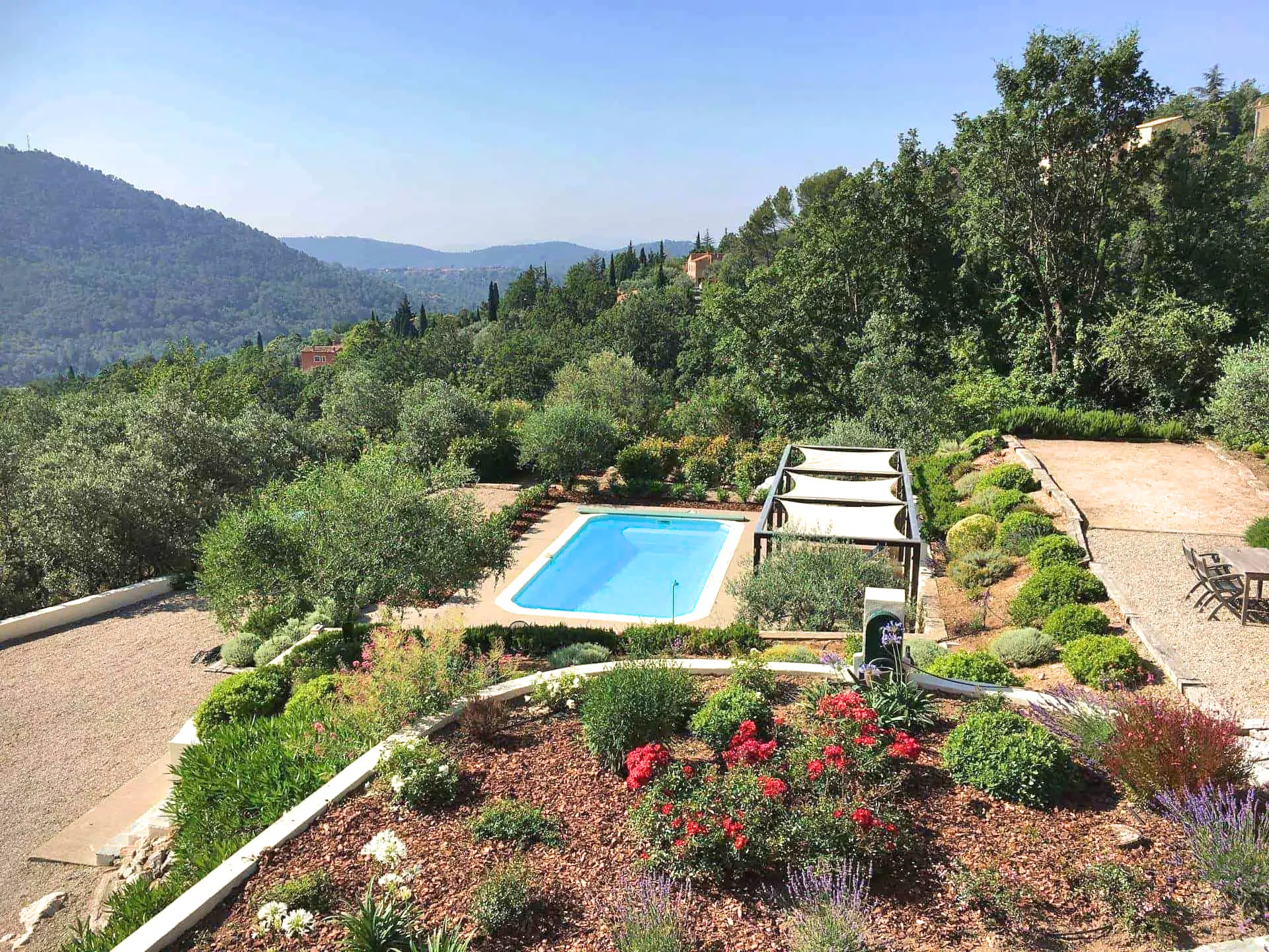 Poolområdet sett från husets entré