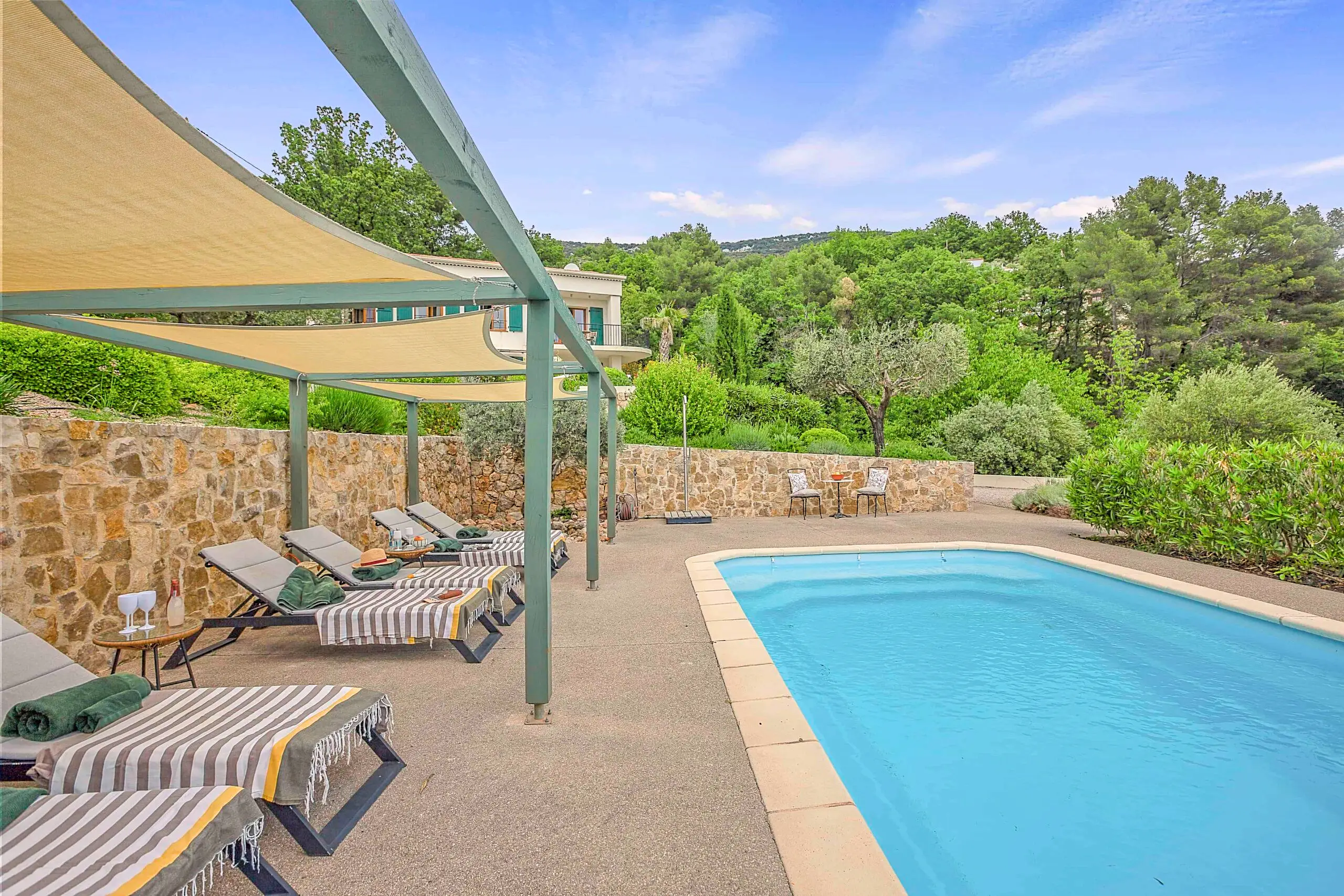 Poolen är uppvärmd 1 april till 1 december