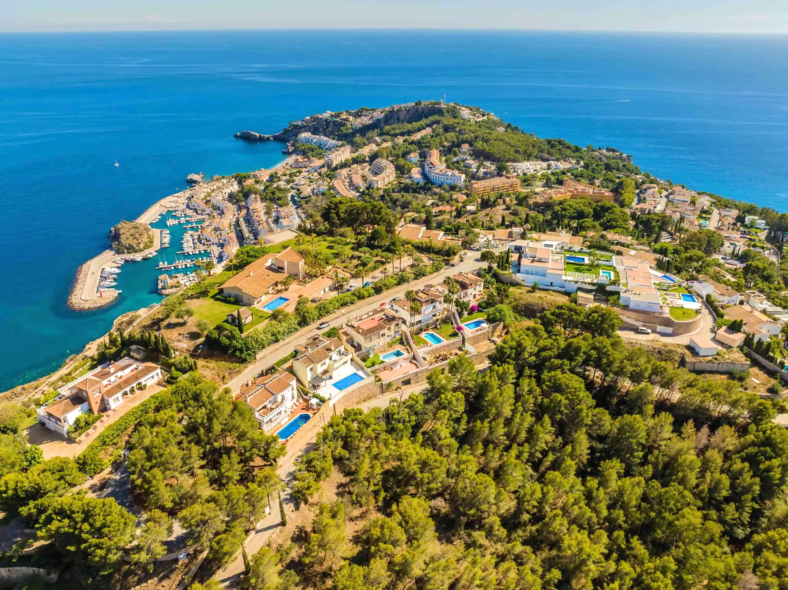 Vår villa ligger längst ned i mitten, med endast en granne