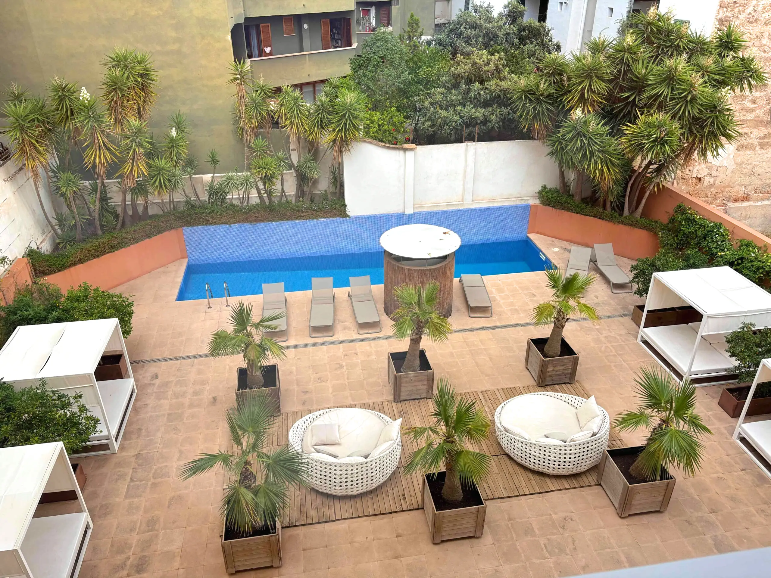 Poolområdet utmärks av mycket grönska