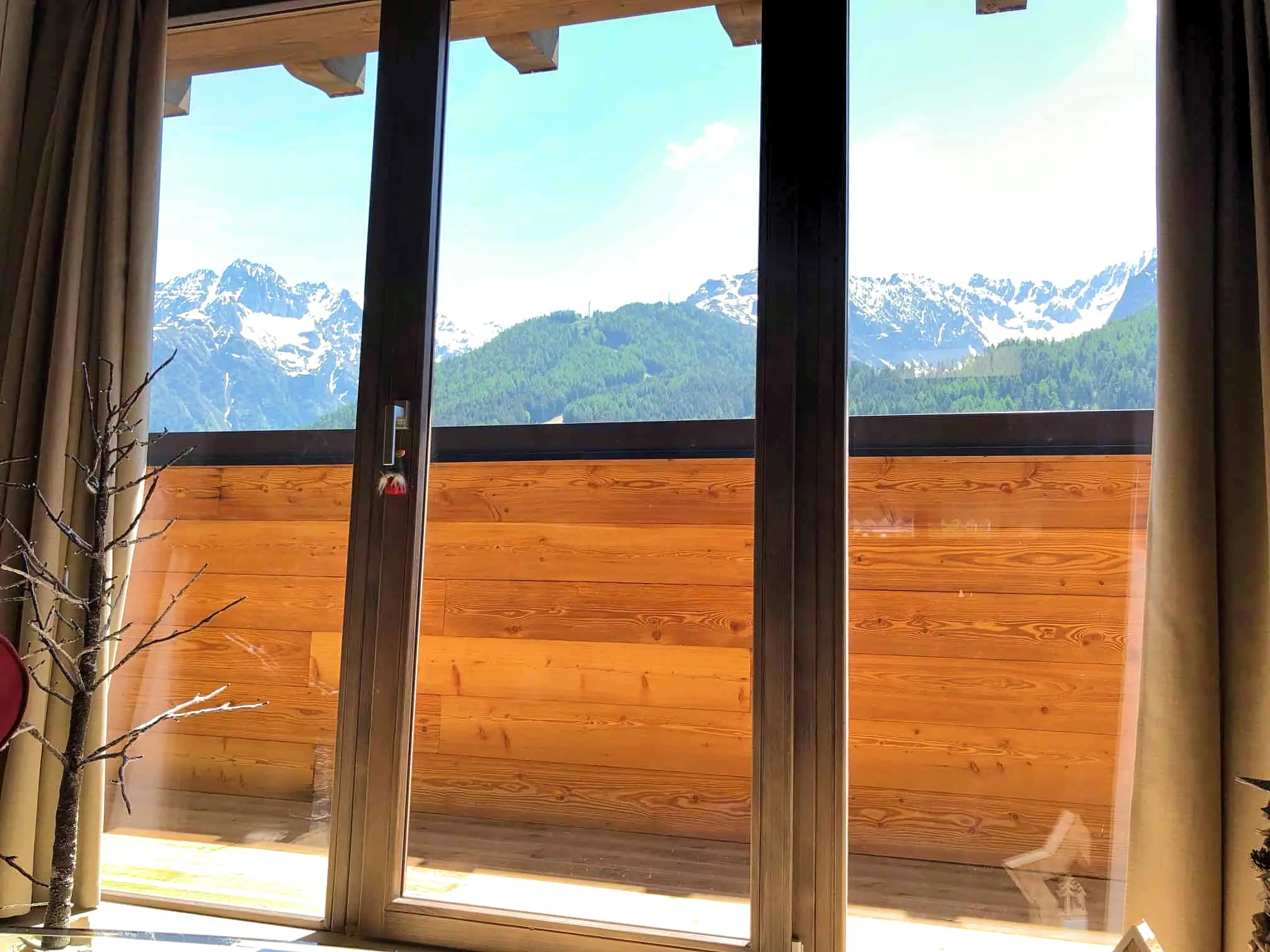 Direkttillträde från salongen till söderbalkong