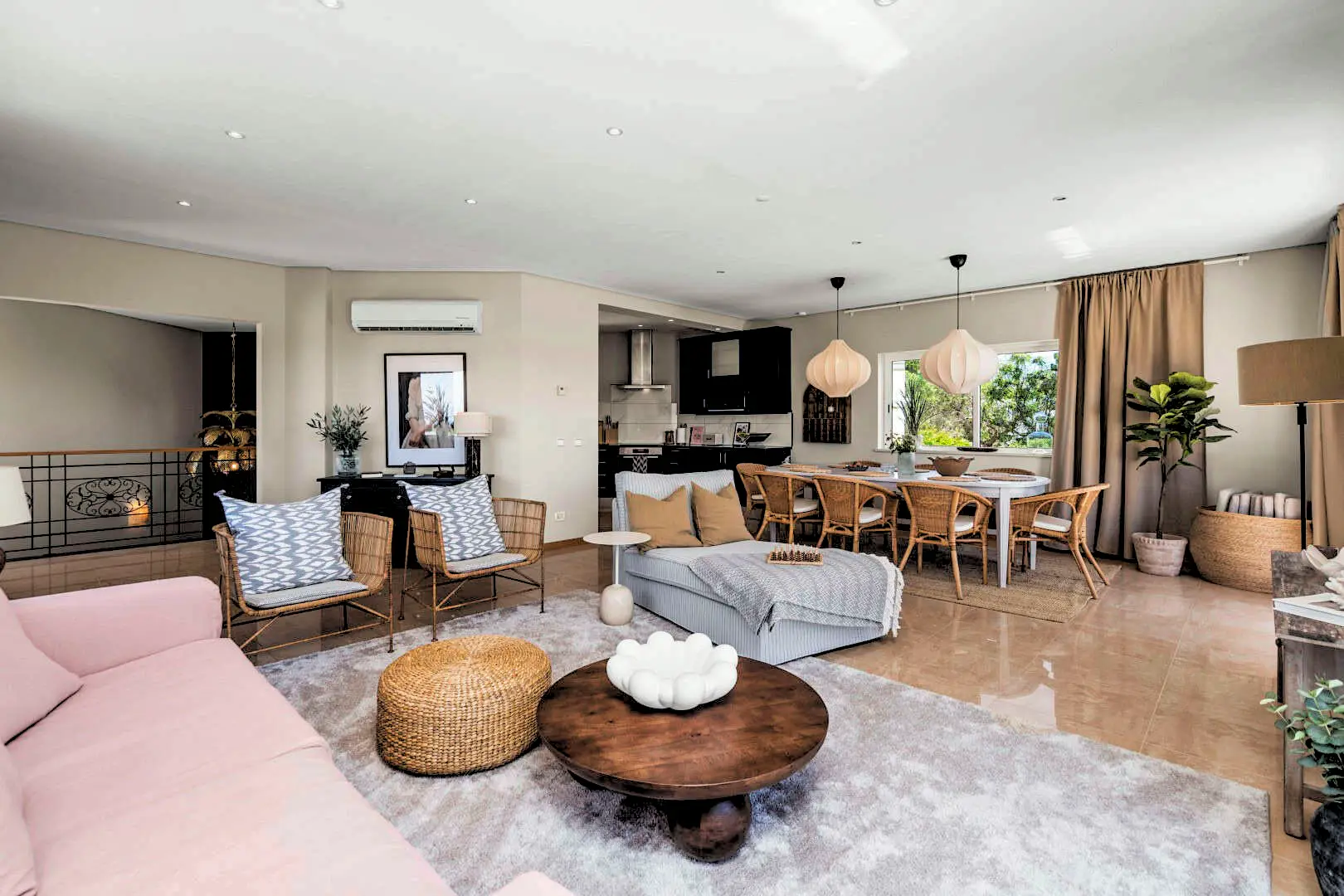 Salongen är intergrerad med köket