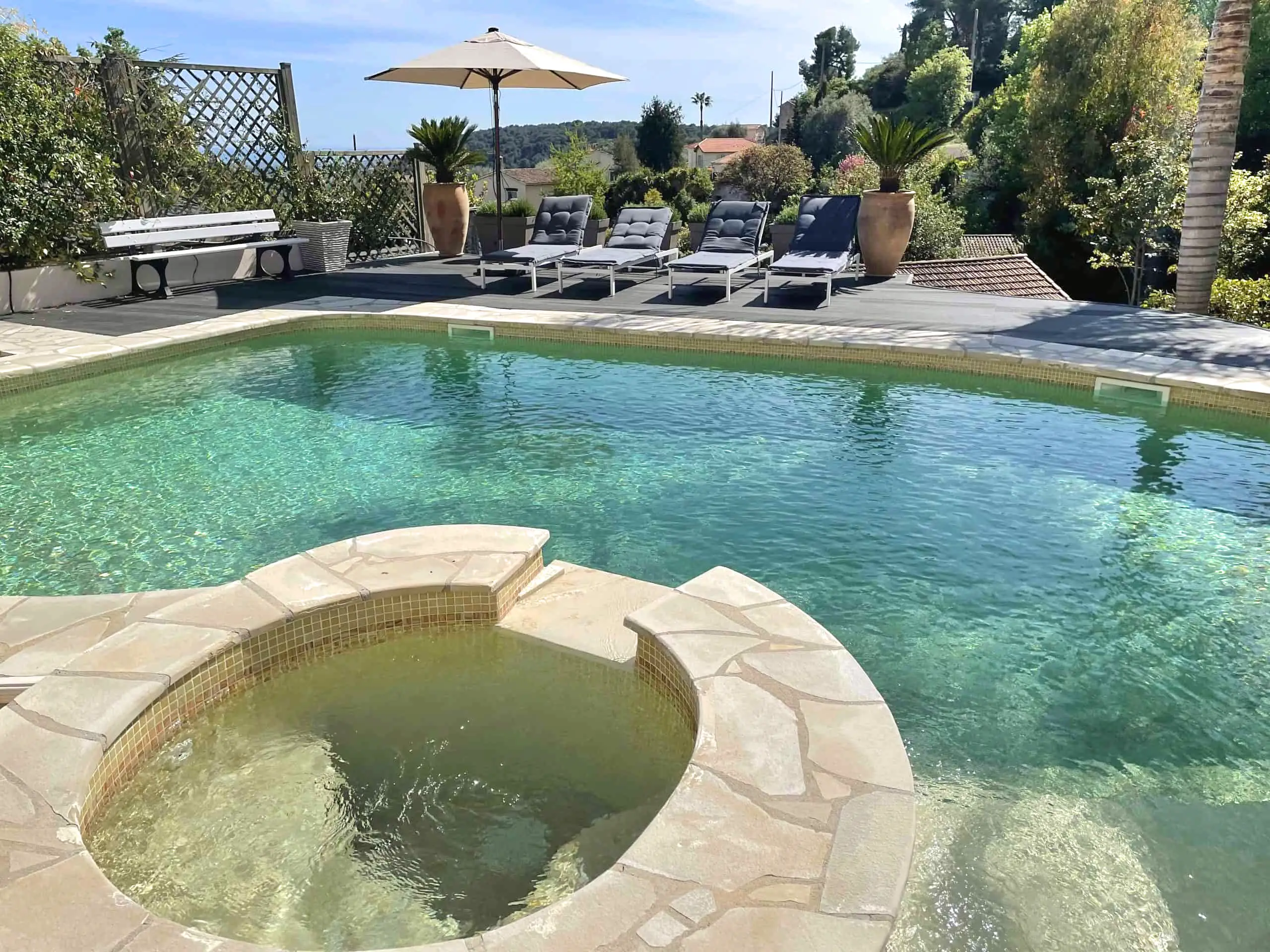 Den uppvärmda poolen inbjuder till sköna bad