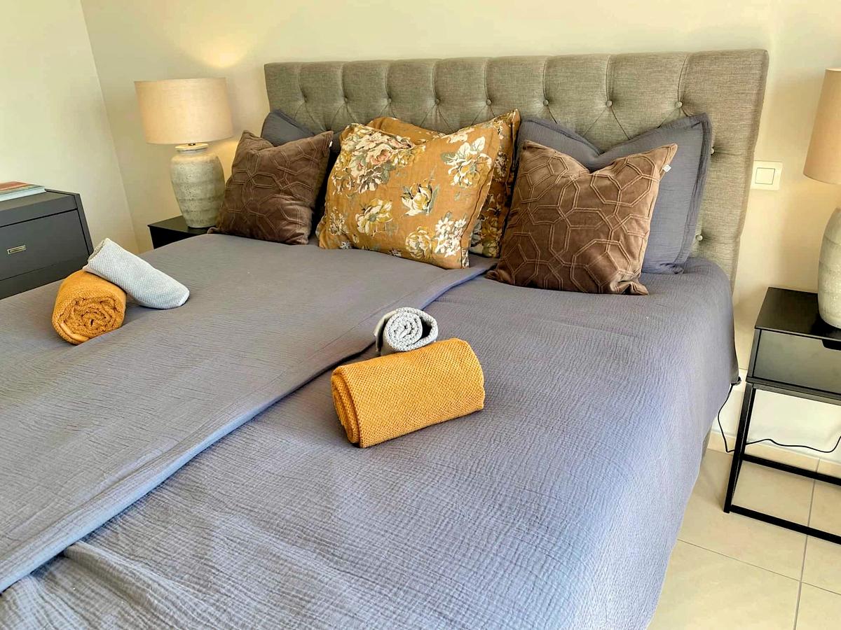 Ett av totalt fem sovrum