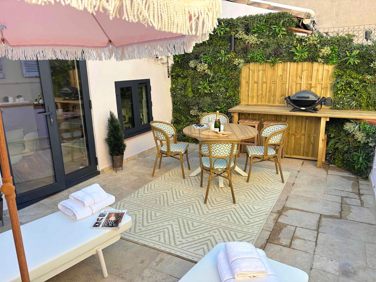 Frukost, lunch eller middag under bar himmel