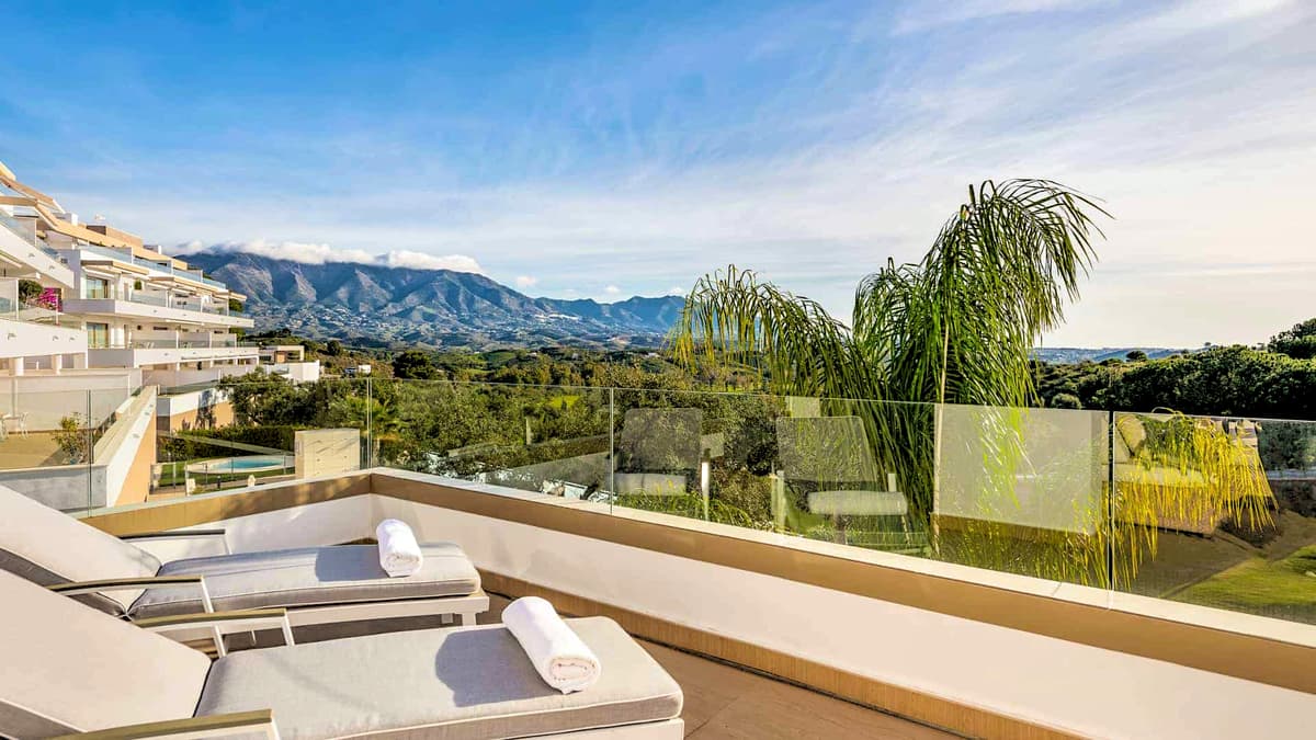 Utsikten är fantastisk. Mer än 10 kilometer fri utsikt över grönska, fincas och berg, med en strimma av havet i horisonten