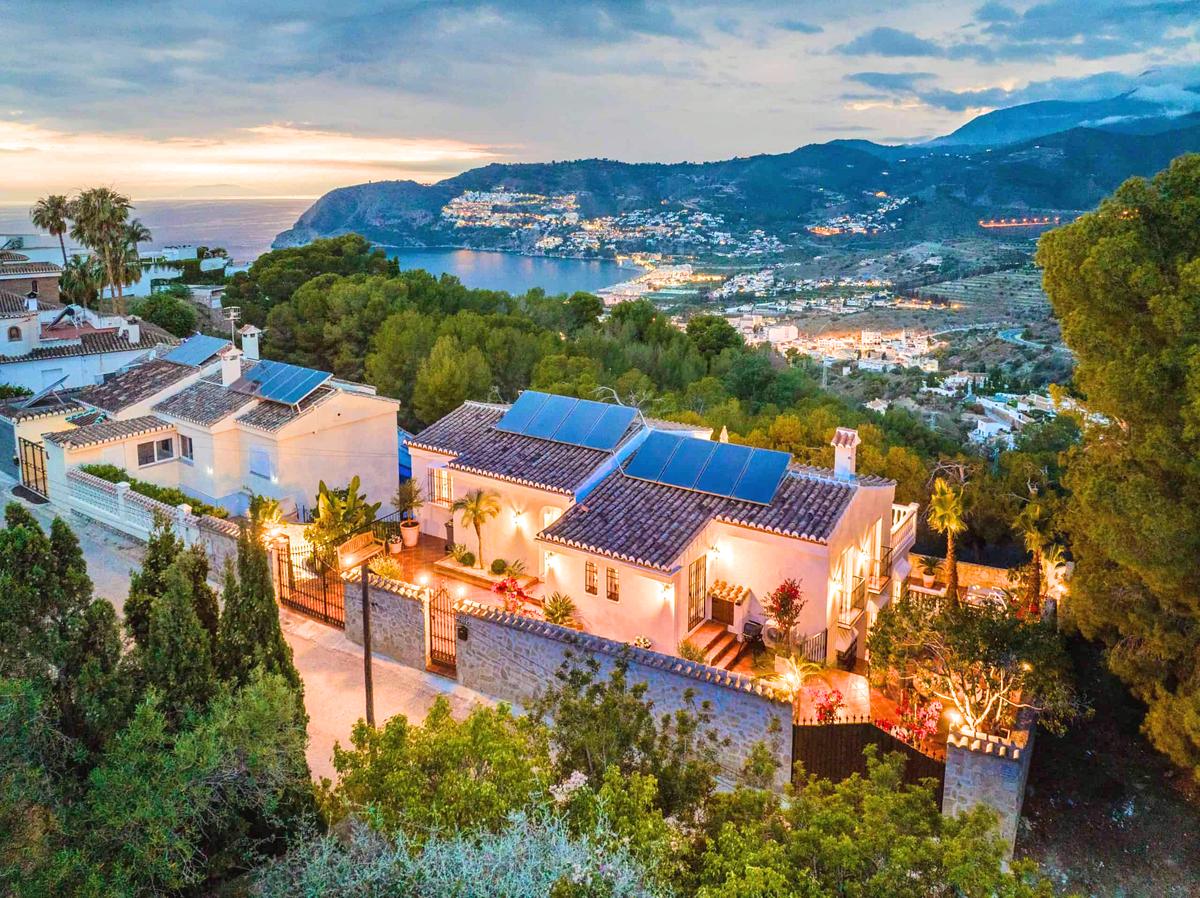 Entrésidan med La Herradura i bakgrunden