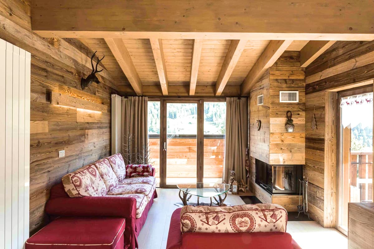 Inredningen utmärks att vackert trä, i golv, tak och väggar