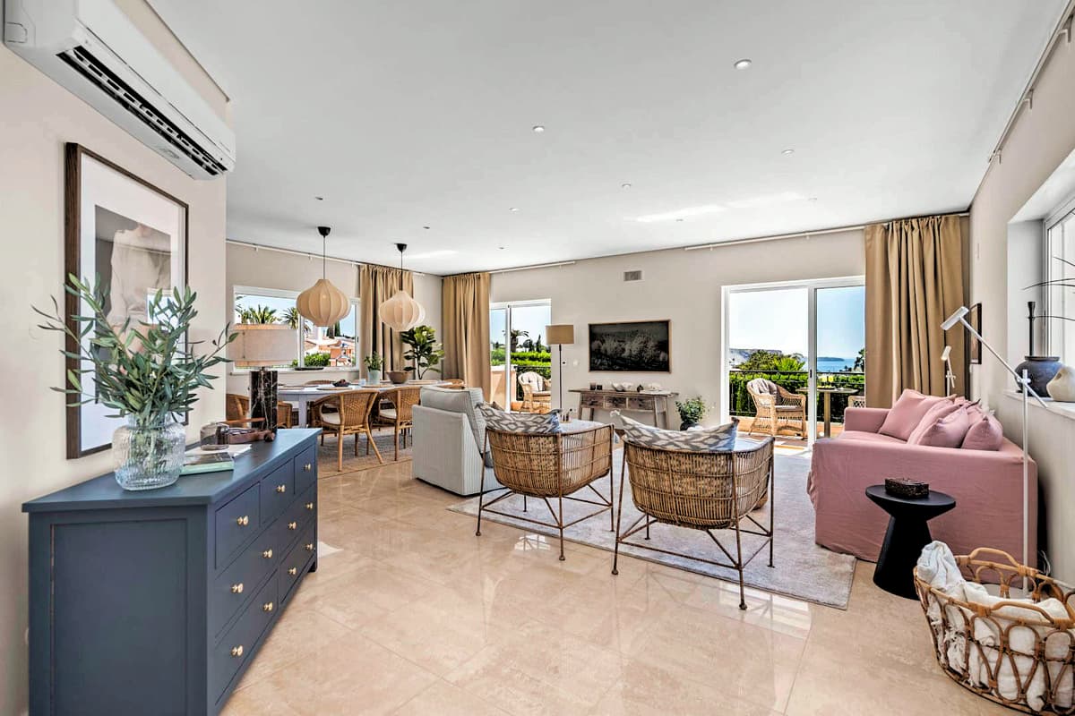 Salongen har ljusinsläpp från alla riktningar