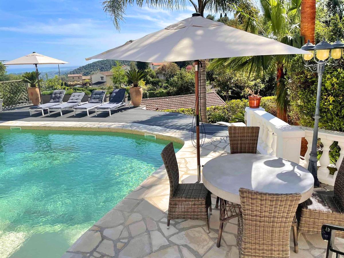 Poolterrassen erbjuder en privilegierad miljö för avkoppling